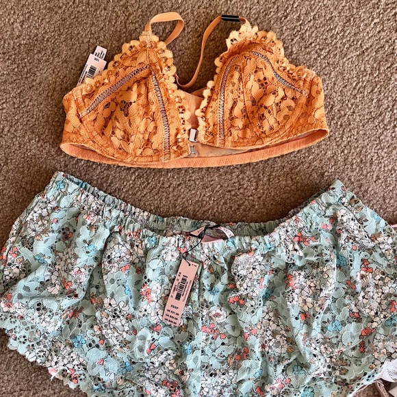 Victoria's Secret huge lot of bras and panties vintage pristine condition - Picture 3 of 7